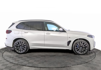 Подержанный автомобиль BMW X5 M 2025 года (4 фото)