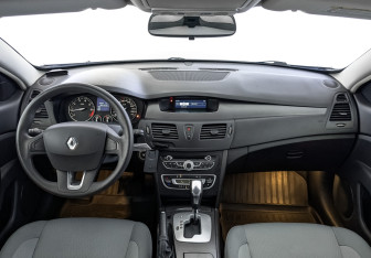 Подержанный автомобиль Renault Latitude 2013 года (14 фото)