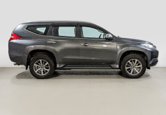Подержанный автомобиль Mitsubishi Pajero Sport 2018 года (4 фото)