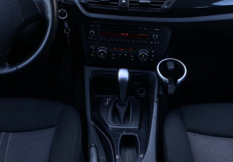 Подержанный автомобиль BMW X1 2011 года (14 фото)