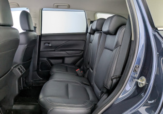 Подержанный автомобиль Mitsubishi Outlander 2020 года (11 фото)