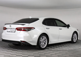 Подержанный автомобиль Toyota Camry Sedan 2019 года (5 фото)