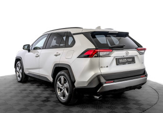 Подержанный автомобиль Toyota RAV4 2021 года (7 фото)