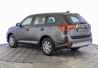 Подержанный автомобиль Mitsubishi Outlander 2019 года (7 фото)