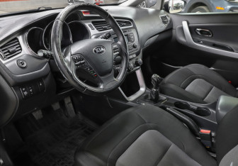 Подержанный автомобиль Kia Ceed Hatchback 2015 года (16 фото)