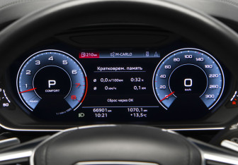Подержанный автомобиль Audi A8 2022 года (11 фото)