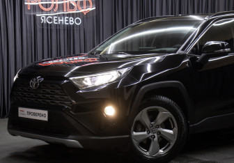 Подержанный автомобиль Toyota RAV4 2021 года (20 фото)