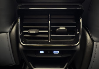 Подержанный автомобиль Geely Atlas 2024 года (10 фото)