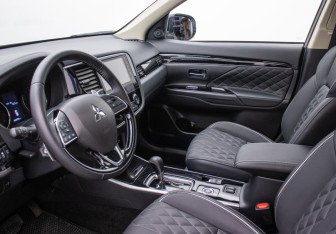 Подержанный автомобиль Mitsubishi Outlander 2022 года (10 фото)