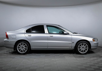 Подержанный автомобиль Volvo S60 2006 года (4 фото)