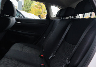 Подержанный автомобиль Nissan Tiida Hatchback 2015 года (8 фото)