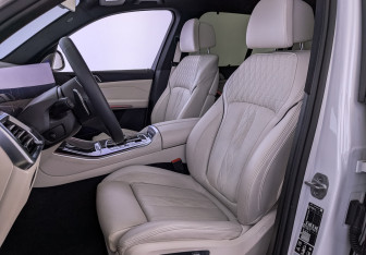 Подержанный автомобиль BMW X5 M 2025 года (20 фото)