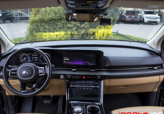 Подержанный автомобиль Kia Carnival 2021 года (14 фото)