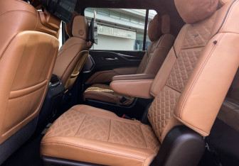 Подержанный автомобиль Cadillac Escalade Suv 2022 года (10 фото)