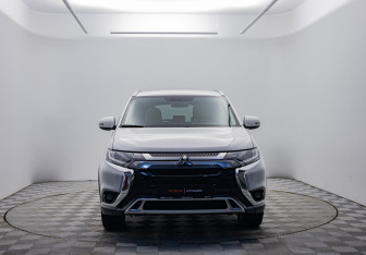 Подержанный автомобиль Mitsubishi Outlander 2019 года (2 фото)