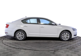 Подержанный автомобиль Skoda Octavia Liftback 2018 года (4 фото)
