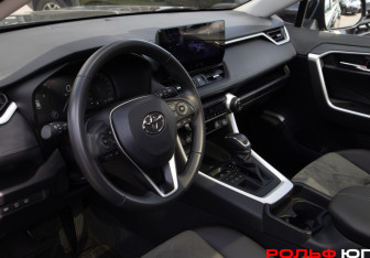 Подержанный автомобиль Toyota RAV4 2025 года (10 фото)