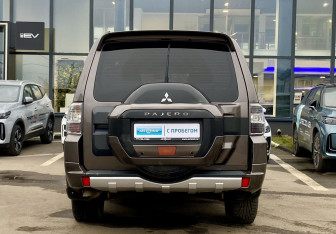 Подержанный автомобиль Mitsubishi Pajero 2011 года (6 фото)