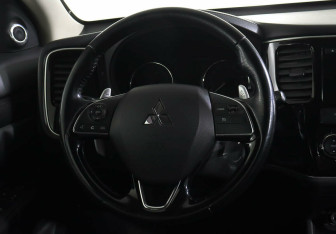 Подержанный автомобиль Mitsubishi Outlander 2016 года (9 фото)