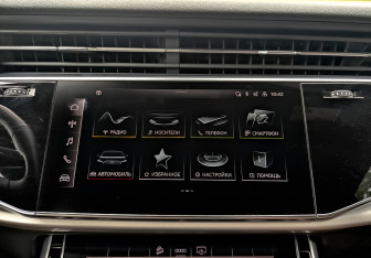 Подержанный автомобиль Audi Q8 2021 года (15 фото)