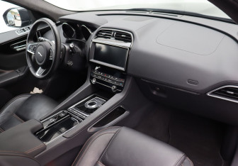 Подержанный автомобиль Jaguar F-Pace 2019 года (10 фото)