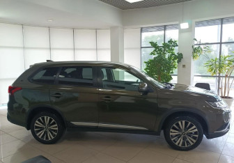 Подержанный автомобиль Mitsubishi Outlander 2020 года (4 фото)