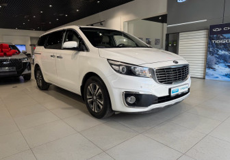 Подержанный автомобиль Kia Carnival 2017 года (3 фото)
