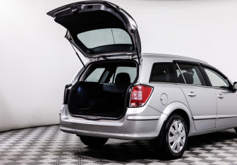 Подержанный автомобиль Opel Astra Wagon 2014 года (13 фото)