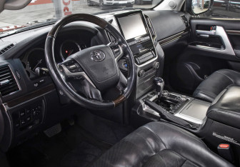 Подержанный автомобиль Toyota Land Cruiser Suv 2015 года (16 фото)