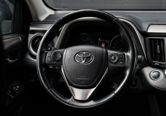 Подержанный автомобиль Toyota RAV4 2018 года (11 фото)