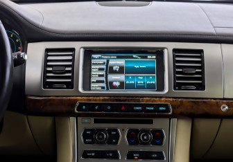 Подержанный автомобиль Jaguar XF Sedan 2012 года (15 фото)