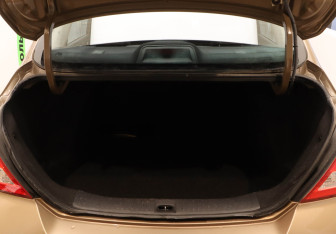 Подержанный автомобиль Nissan Tiida Sedan 2008 года (15 фото)