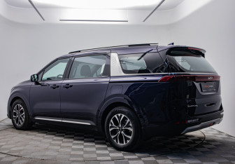 Подержанный автомобиль Kia Carnival 2023 года (3 фото)