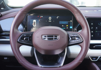 Подержанный автомобиль Geely Monjaro 2023 года (14 фото)