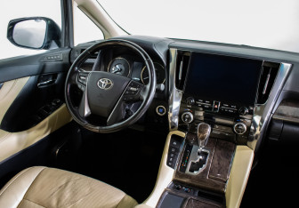 Подержанный автомобиль Toyota Alphard 2021 года (17 фото)