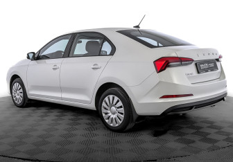 Подержанный автомобиль Skoda Rapid Liftback 2021 года (7 фото)