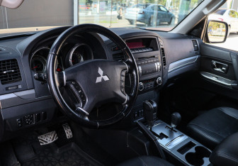 Подержанный автомобиль Mitsubishi Pajero 2011 года (10 фото)