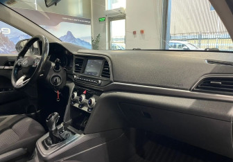 Подержанный автомобиль Hyundai Elantra Sedan 2019 года (9 фото)