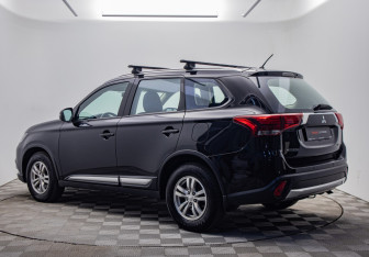Подержанный автомобиль Mitsubishi Outlander 2016 года (3 фото)