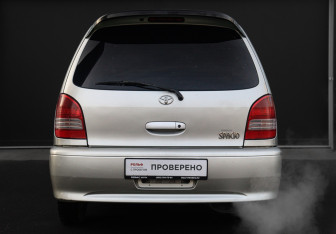 Подержанный автомобиль Toyota Corolla Spacio 2000 года (6 фото)