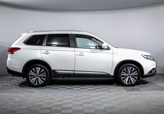 Подержанный автомобиль Mitsubishi Outlander 2020 года (4 фото)