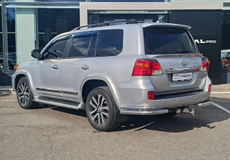 Подержанный автомобиль Toyota Land Cruiser Suv 2015 года (7 фото)
