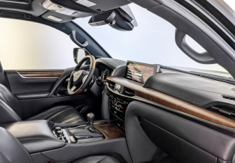 Подержанный автомобиль Lexus LX 2016 года (11 фото)