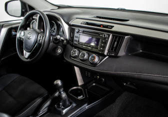 Подержанный автомобиль Toyota RAV4 2016 года (10 фото)