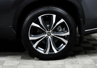 Подержанный автомобиль Toyota Highlander 2021 года (8 фото)