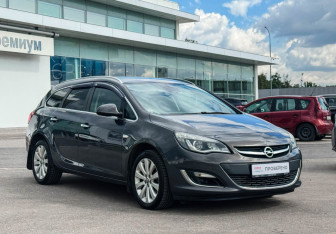 Подержанный автомобиль Opel Astra Wagon 2012 года (7 фото)