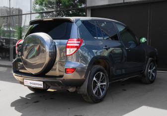 Подержанный автомобиль Toyota RAV4 2012 года (4 фото)
