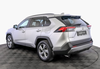 Подержанный автомобиль Toyota RAV4 2021 года (7 фото)