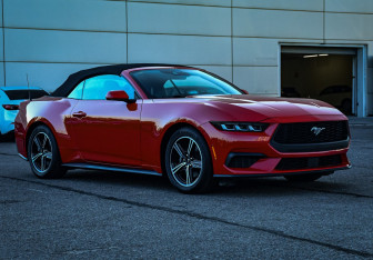 Подержанный автомобиль Ford Mustang Convertible 2024 года (2 фото)