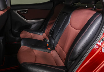 Подержанный автомобиль Hyundai Elantra Sedan 2011 года (15 фото)